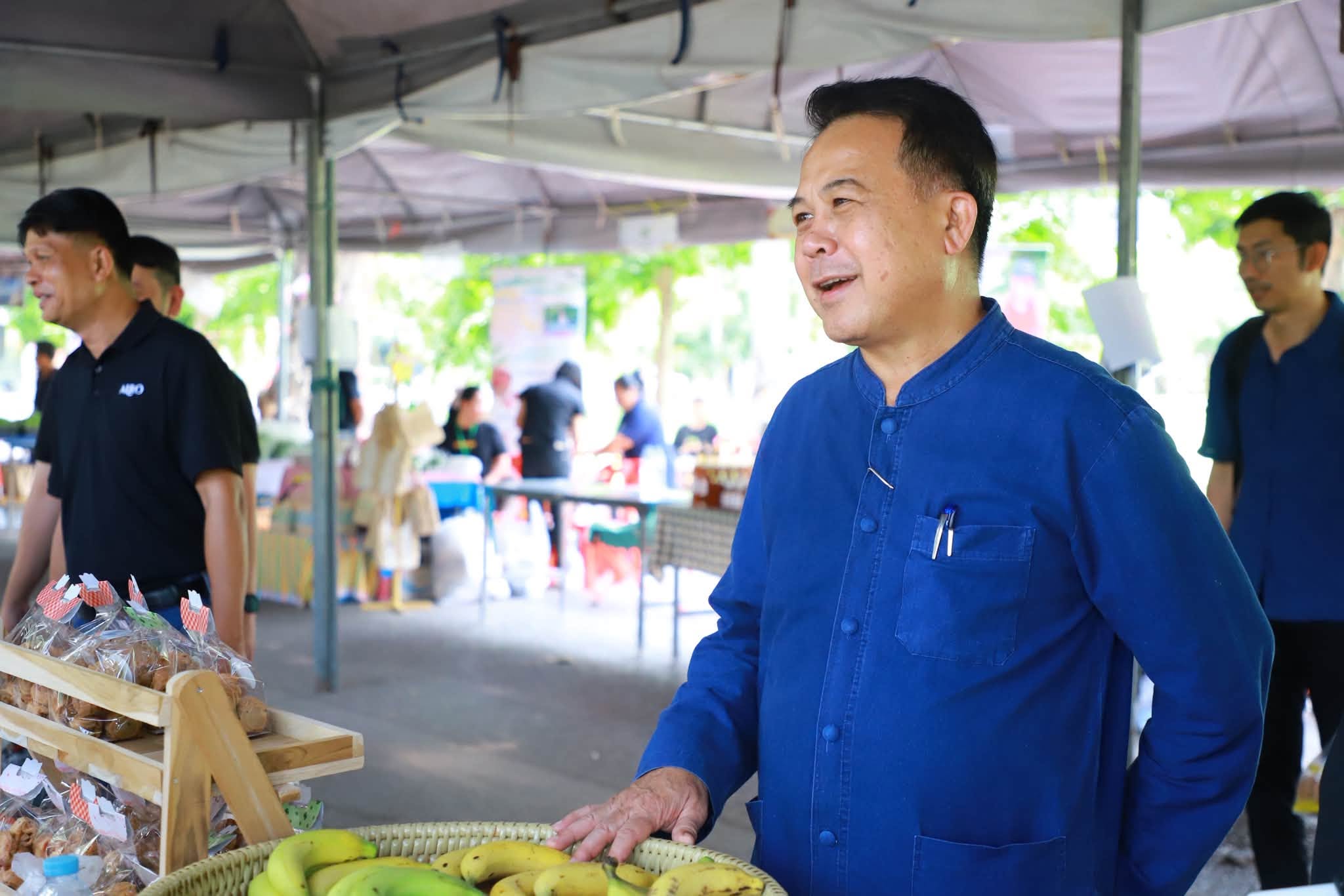 title - รองเลขาธิการ ส.ป.ก. ลุยเยี่ยมร้านค้า พร้อมร่วมเสวนา ดันเกษตรกรในเขตปฏิรูปที่ดินสู่ “เกษตรกรรมยั่งยืน”